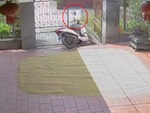 Cô gái đi xe SH ngã sõng soài vì chiều cao khiêm tốn