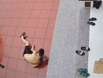 Chàng trai ngã dập mông xuống sân vì trượt dép