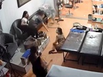 Nữ chủ quán bỏ luôn 'thượng đế' khi nghe sấm nổ ngang tai