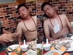 Thanh niên giương cờ đầu hàng khi uống rượu say