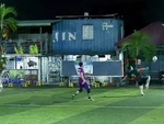 Thủ môn phản lưới nhà theo phong cách 'xe đạp chổng ngược'