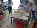 Cô gái la hét nhảy điên cuồng khi thấy chuột chạy trong nhà