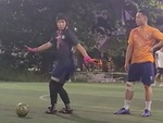 Thủ môn nhún nhảy che bóng khiến đối thủ bất lực đứng nhìn