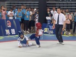 Võ sĩ nhí nằm ăn vạ khi bị đối thủ đụng vào người