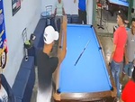 Chàng trai quăng cơ bỏ về trước siêu phẩm bida của đối thủ