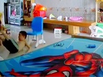 Con trai ngã dập mông vì bị bố chơi khăm