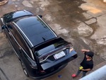 Hai thanh niên hoang mang khi bị thầy đứng trên tầng troll mở cốp xe