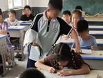 Lớp trưởng thiên vị cho bạn gái khi thay cô giáo đi thu bài kiểm tra