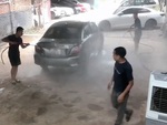 Tài xế ướt sũng người với hai thanh niên rửa ô tô