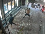 Chồng dùng tuyệt chiêu 'lăng ba vi bộ' để trêu ngươi vợ