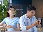 Bị bạn trai 'méc' tòa án vì xem trộm điện thoại