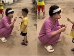 Bé trai đứng hình khi cô xin ăn một miếng hết cây kem