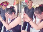 Cô gái cười ngặt nghẽo khi nạp card điện thoại giùm cho cụ bà