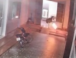 Cô gái 'não cá vàng' chiên trứng quên tắt bếp gas làm cháy chảo