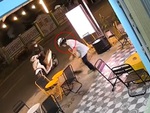 Cô gái vào mua trà sữa bị chó rượt chạy té khói