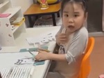 Con gái đang hát bất ngờ hết hồn khi thấy bố
