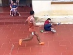Chàng trai phá bóng theo đúng nghĩa đen