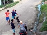 Chàng trai đi đường bị chú chó lao ra đốn ngã
