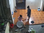 Cô gái bê mâm cơm trượt chân ngã dập mông