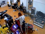 Cô gái dắt xe máy lao vào nhà trong một nốt nhạc