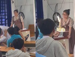 Cô giáo đứng hình khi trò vờ đánh nhau để chúc mừng sinh nhật