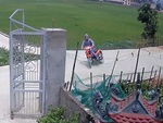 Chàng trai phóng xe máy như tên lửa, ôm cua tông vào cột cổng