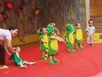 Cô giáo mầm non bất lực khi học trò nằm ăn vạ trên sân khấu