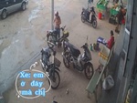 Người phụ nữ đi lộn xe máy của người khác bằng 'chìa khóa vạn năng'