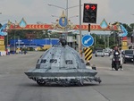 Người đi đường ngơ ngác khi thấy 'UFO chạy bằng xăng'