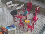 Hai cao thủ võ lâm giật mình khi chủ quán làm đổ ly cà phê