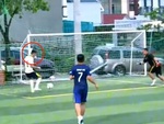 Cầu thủ ngơ ngác vì đối diện khung thành trống vẫn không ghi bàn