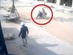 Cái giá phải trả cho việc đậu xe máy nghênh ngang giữa đường