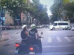 Hai cô gái mải mê tâm sự giữa đường, quên mất đang chờ đèn đỏ
