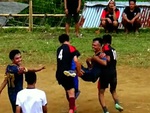Cầu thủ bị đau nằm câu giờ được đối phương khiêng ra sân