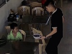 Cậu bé nhặt ve chai được chủ quán tặng tô phở