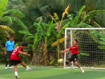 Cầu thủ sút lại penalty 3 lần vì thủ môn bắt bóng sai luật