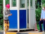 Bác bảo vệ bị nam thanh niên troll nhặt tiền rơi