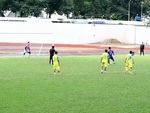 Cầu thủ sút penalty ra ngoài vì cho rằng đối thủ không phạm lỗi