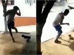 Chàng trai cơ bắp hú hồn khi bị chó con rượt