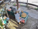 Cô gái hút thuốc lào bị say, đứng không vững