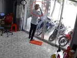 Khách hàng, chủ tiệm và nhân viên thay phiên đập mặt vào cửa kính