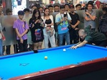 'Phù thủy' Efren Reyes ngượng ngùng khi lượm siêu phẩm bida rùa