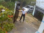 Tài xế ô tô bực bội vì bị cửa cổng 'đùa nhây' khi trời mưa