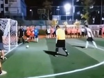 Thủ môn bị thủng lưới vì thái độ hống hách