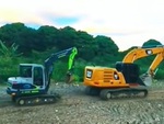 Tài xế máy xúc dùng ngôn ngữ hình thể ra hiệu rủ nhau về sớm