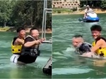 Chàng trai chơi trò flyboard kiểu tàu ngầm