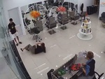 Cả tiệm tóc giật mình khi cô gái đập mặt vào cửa kính