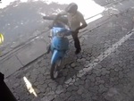 Tên trộm xe máy vụng về bị ăn no đòn
