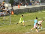 Thủ môn phản lưới nhà vì vội phát bóng nhanh
