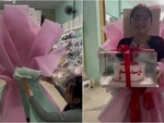 Vợ hóa trang thành bó hoa chúc mừng sinh nhật chồng